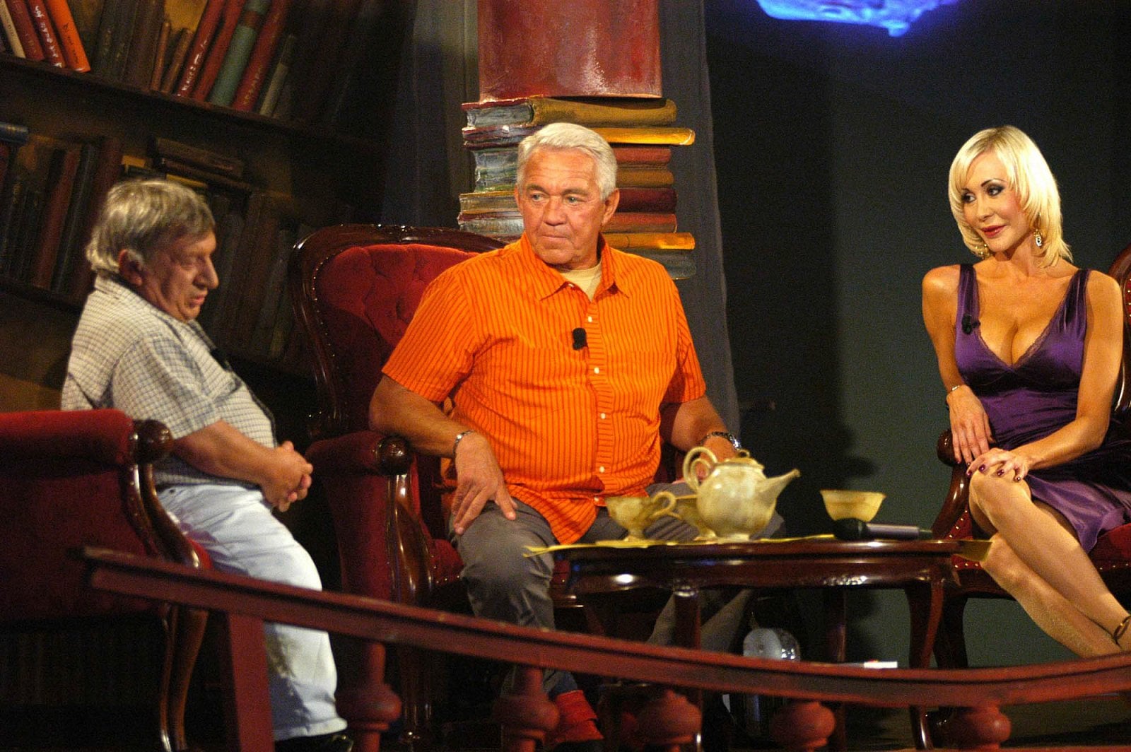 Hlavní večerní vysílací čas obsadí od pondělí do neděle soutěž Nikdo není dokonalý, která se natáčela od roku 1998 do února 2007. Vzniklo 409 premiérových dílů a zúčastnily se jí stovky populárních hostů.