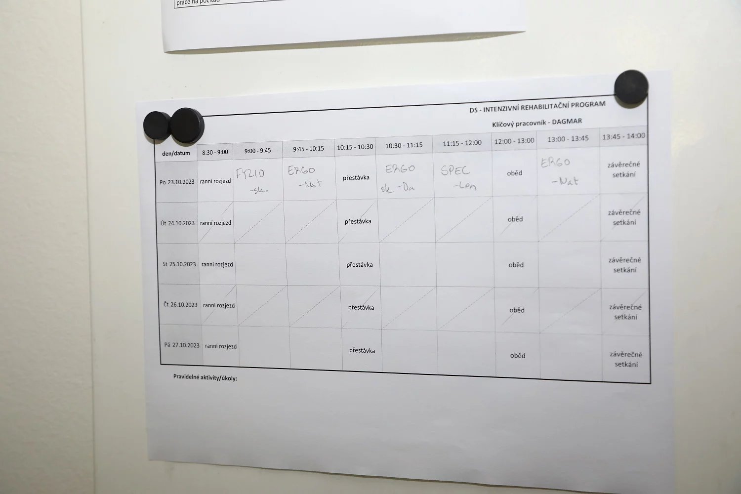 Rozvrh klientům visí v denní místnosti. Každý si musí sám ohlídat, aby přišel včas na správné místo, kde bude terapie probíhat.