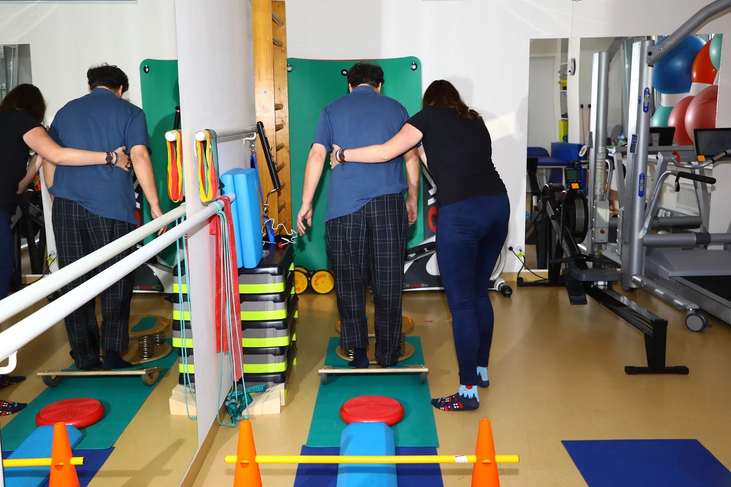 Fyzioterapie je také denní součástí rehabilitace. V tomto případě klient trénuje rovnováhu na balanční podložce.