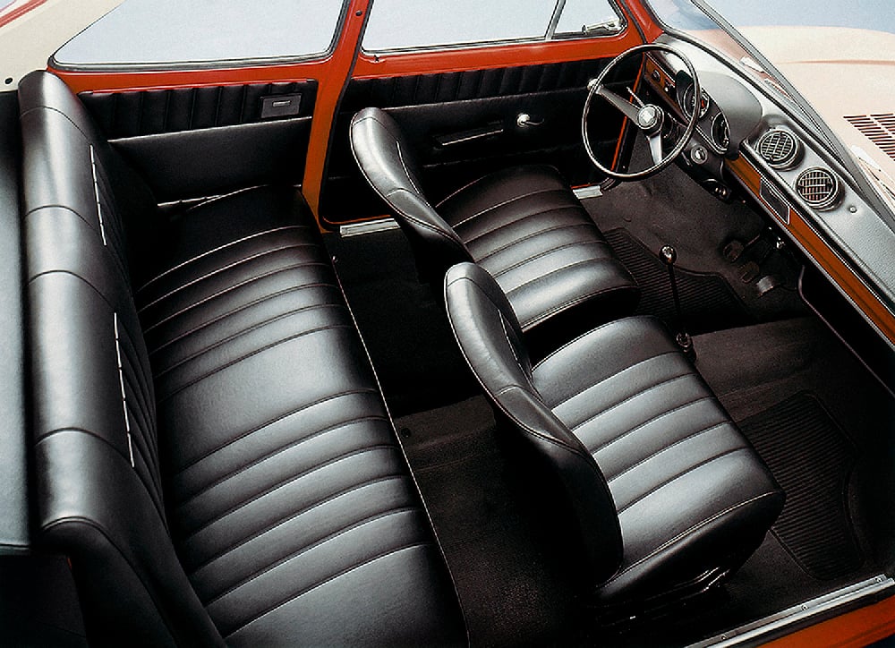 Příkladně „uklizený“ interiér: volant, přístrojový štít a vnitřní klička dveří představují mnoha lety posvěcené doplňky