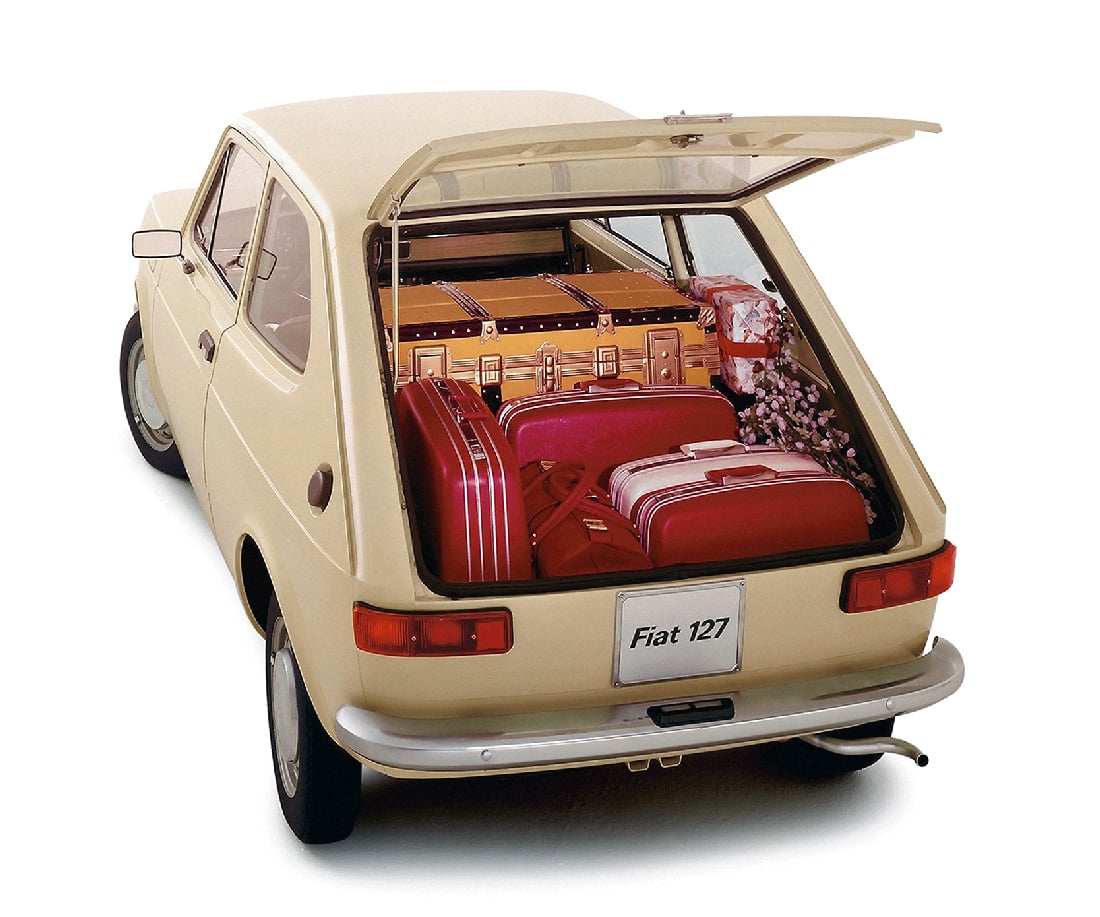 Když se zavazadelník maximalizoval, dvojice mohla jet třeba na dlouhou svatební cestu, aniž by jim cokoliv scházelo…