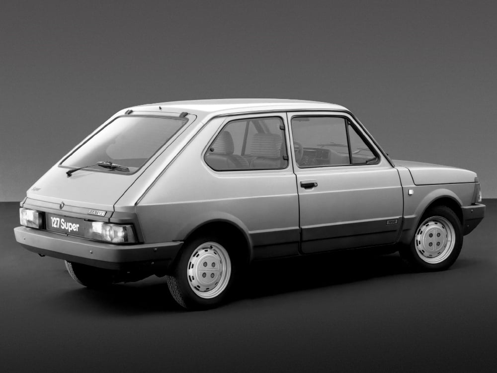 Na zádi poslední generace okamžitě upoutají rozměrné koncové svítilny