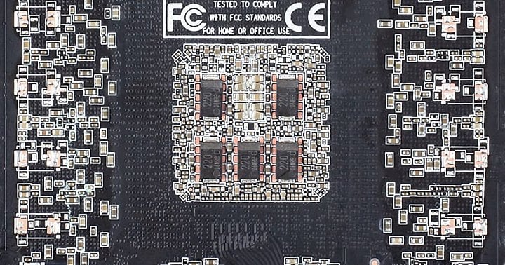 Kondenzatory na PCB GeForce RTX 3080 od Palitu