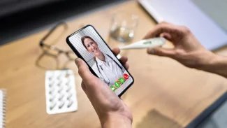 Mobilné telefon s fotografií lékařky - videohovor