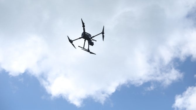 Dron v mraku