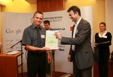 Autor Oskárka Luboš Mačenka přebírá hlavní cenu z rukou Jána Simkaniče. 