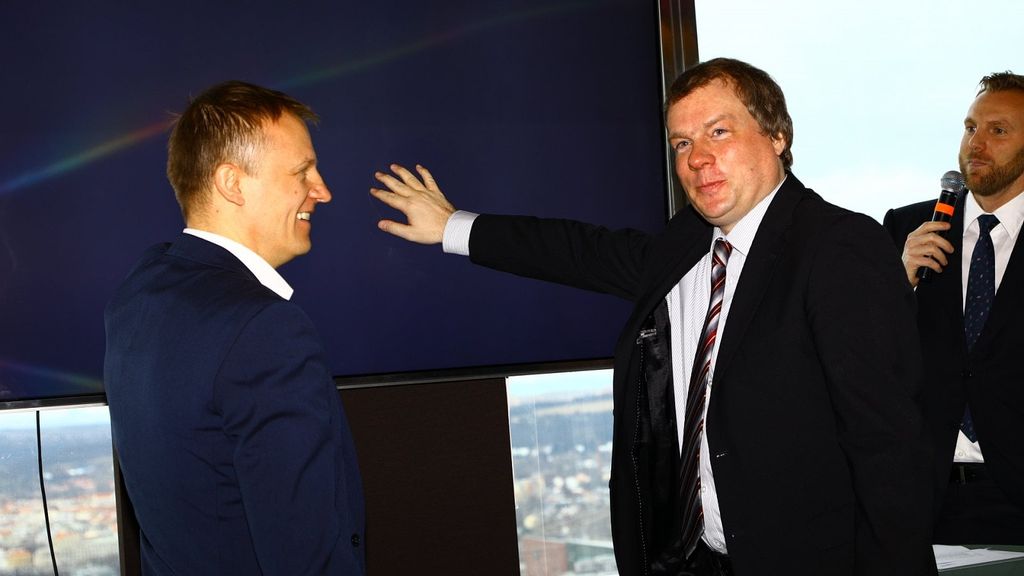 Martin Gebauer (ČRa) a Luděk Schneider (MPO) spouštějí DVB-T2 vysílání z pražského Žižkova.