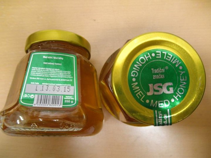 Vzorek nevyhovuje specifikaci čistého medu - nepovolený přídavek přírodních sladidel (cukrů). Výrobce: JSG med a.s., Plzeň