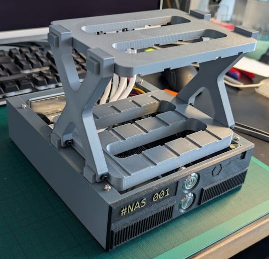 Autor: Robert Vojčík Stavíme vlastní síťové úložiště NAS