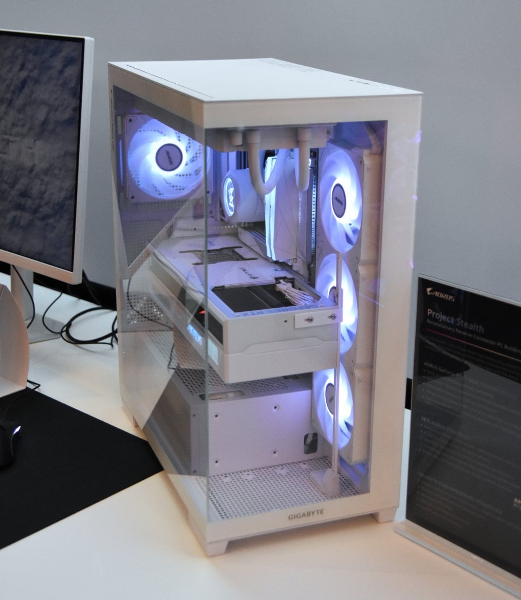 Stealth sestavy a skříň Gigabyte C500 Panoramic Stealth Ice