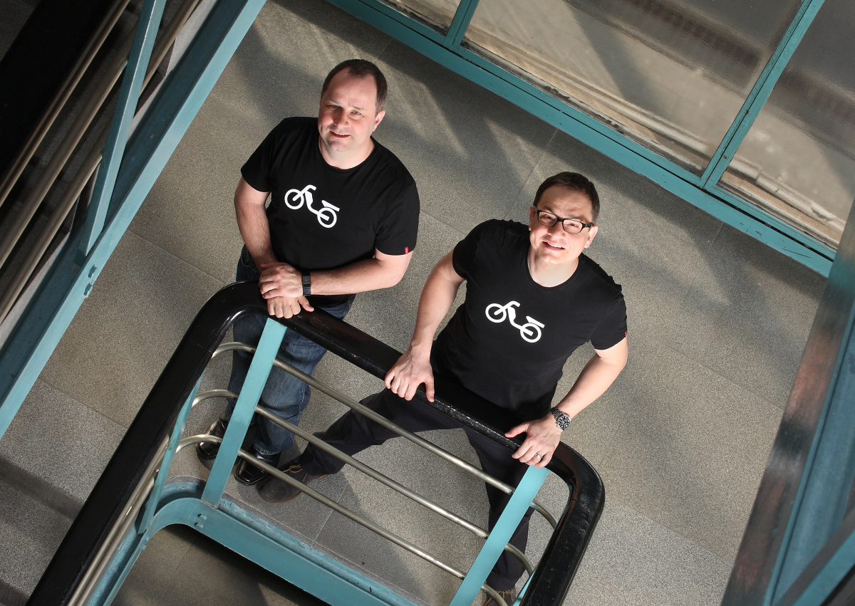 Vikor Peška, tvůrce Mobita a zakladatel společnosti MOPET (vpravo) a Tomáš Salomon, předseda představenstva společnosti MOPET