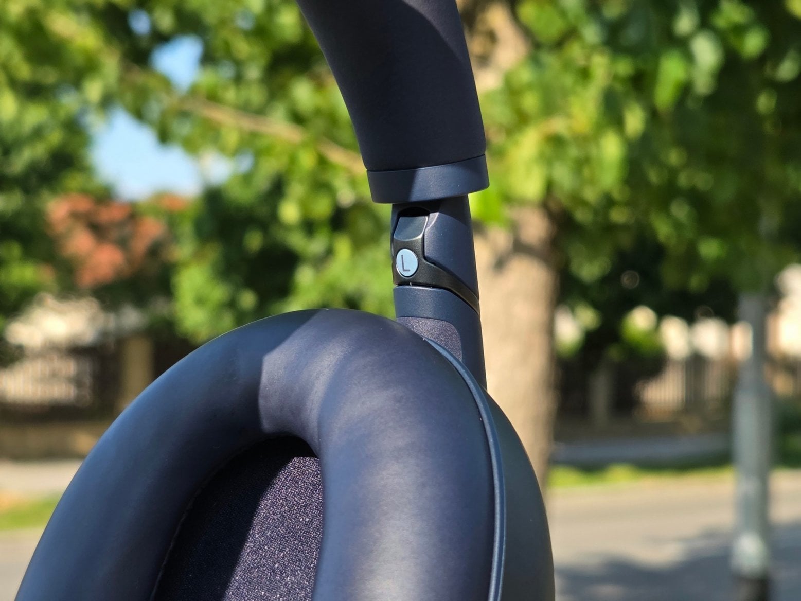 Sony WH-1000XM6 kloub