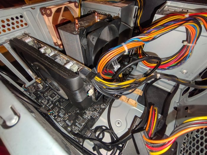 Autor: David Ježek, podle licence: <a href="https://creativecommons.org/licenses/by-nc-nd/2.0/">CC BY-NC-ND 2.0</a> Starší PC s Radeonem HD 7770 v roce 2026