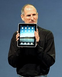 Steve Jobs ukazuje první iPad