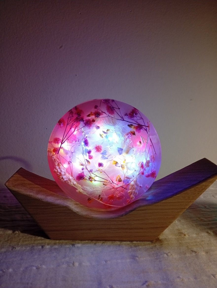 Lampa z pryskyřice s květy od Šperky ze mlýna