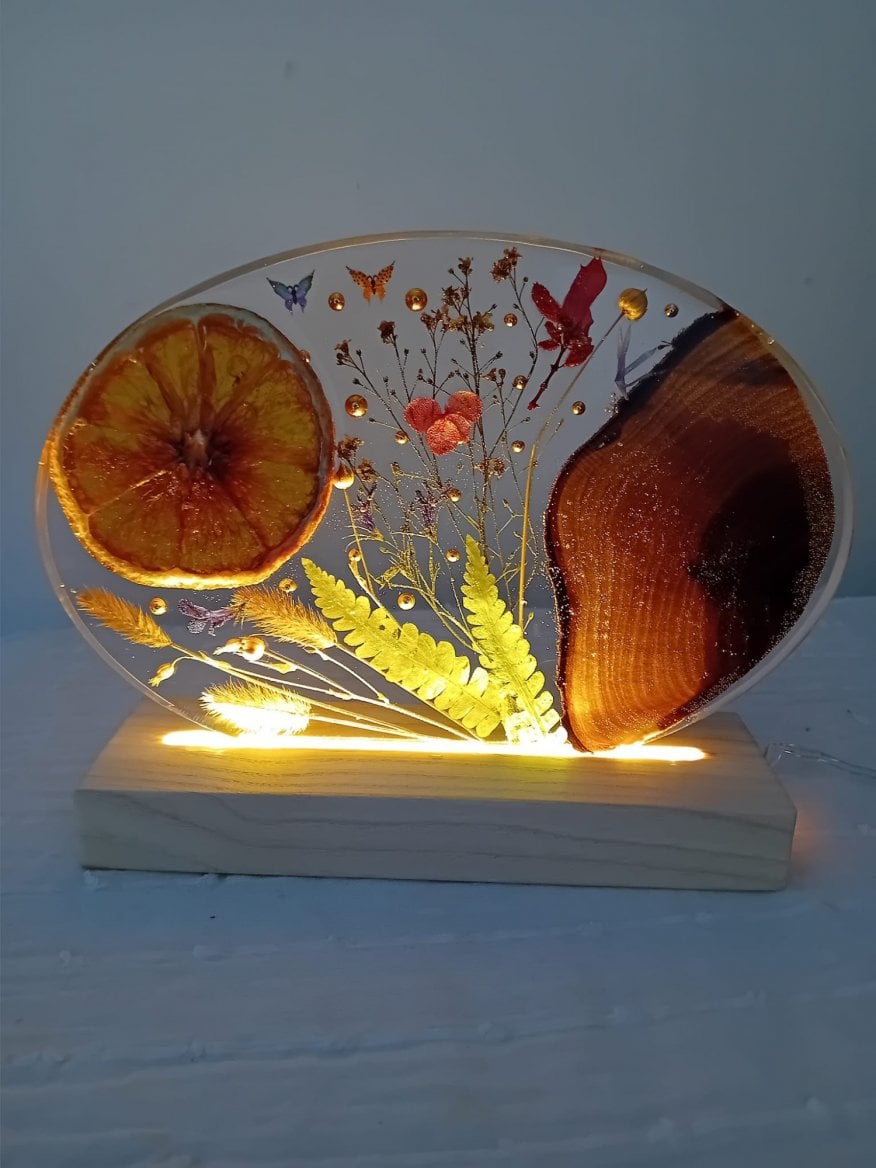 Pryskyřicová lampa s přírodními materiály od Šperky ze mlýna
