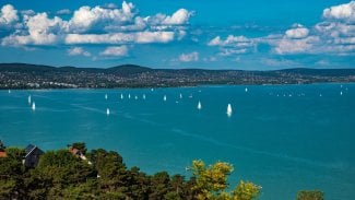 Výhled na Balaton s plachetnicemi z opatství v Tihany