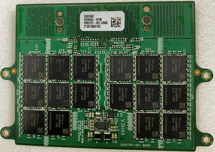 32GB paměťový modul CAMM