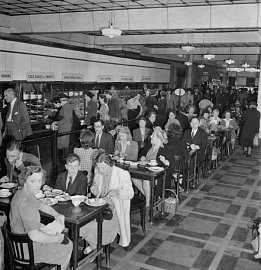 Typický „bufet“ Lyons v roce 1945
