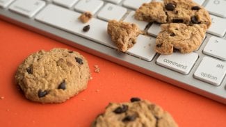 Rozbité čokoládové sušenky na pozadí klávesnice počítače. Cookies webové stránky internet domovské stránky politika accpeted nebo bloky, technologie internet webové stránky koncept.