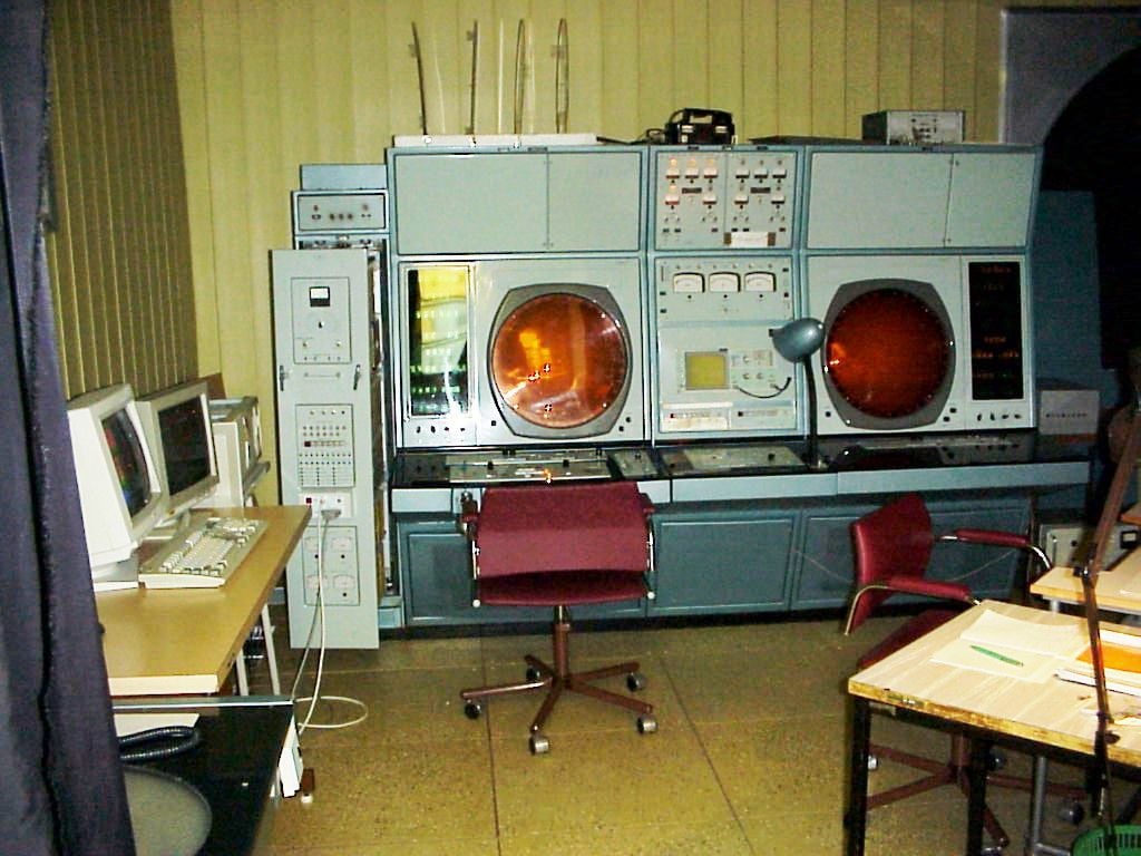 Radar MRL-5 s digitalizačním a automatizačním doplňkem WRP-32C (v levé části obrázku).