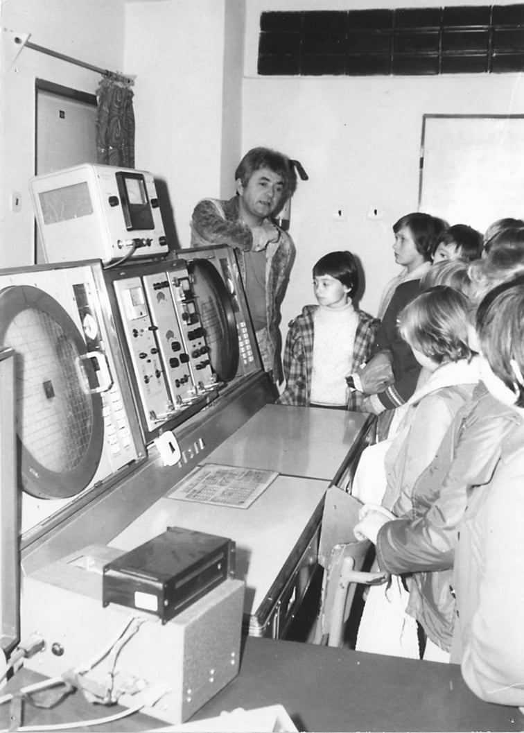 Zobrazovací jednotky a řídicí panel radaru Tesla RM-2.