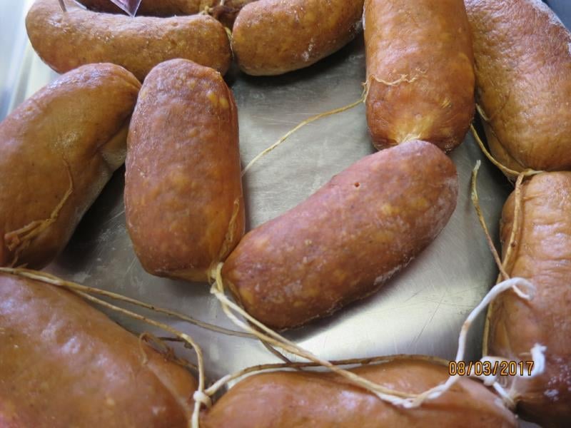 DSPA Enapo, Tišnov: Špekáčky - Výrobek zapáchal po kažení. Povrch výrobku byl svraštělý, oslizlý a lepkavý. Výrobek měl neznámé datum použitelnosti.