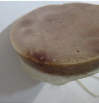 Dušená šunka. Kategorie: Nebezpečné potraviny. Nevyhovující parametr: vzhled povrchu, vůně. Povrch výrobku byl lepkavý a oslizlý, potravina zapáchala po kažení. Potravina měla neznámé datum použitelnosti, z tohoto důvodu nejsou uvedeny informace o výrobci. Místo kontroly: Pavel Šafář s.r.o., Blansko