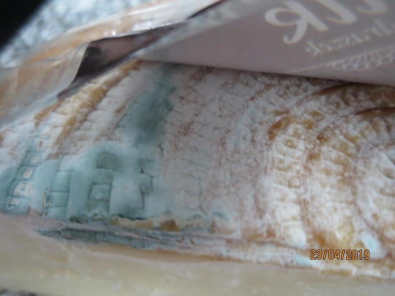 Nebezpečné potraviny - Duc Phe Nguyen, Teplice, Zbojnický uzený sýr. Na povrchu potraviny byla zjištěna přítomnost plísně šedozelené barvy. Potravina měla neznámé datum spotřeby stanovené výrobcem.