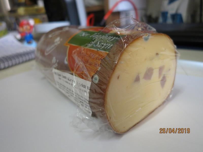 Nebezpečné potraviny - PHUONG ANH TRAN, Potraviny Buja, Krupka, uzený tavený salám. sýr se šunkou. Na povrchu potraviny se vyskytovaly kolonie plísní šedozelené barvy. Při kontrole nebyly zjištěny nevyhovující teploty skladování tohoto výrobku. Výrobek měl neznámé datum minimální trvanlivosti stanovené výrobcem.