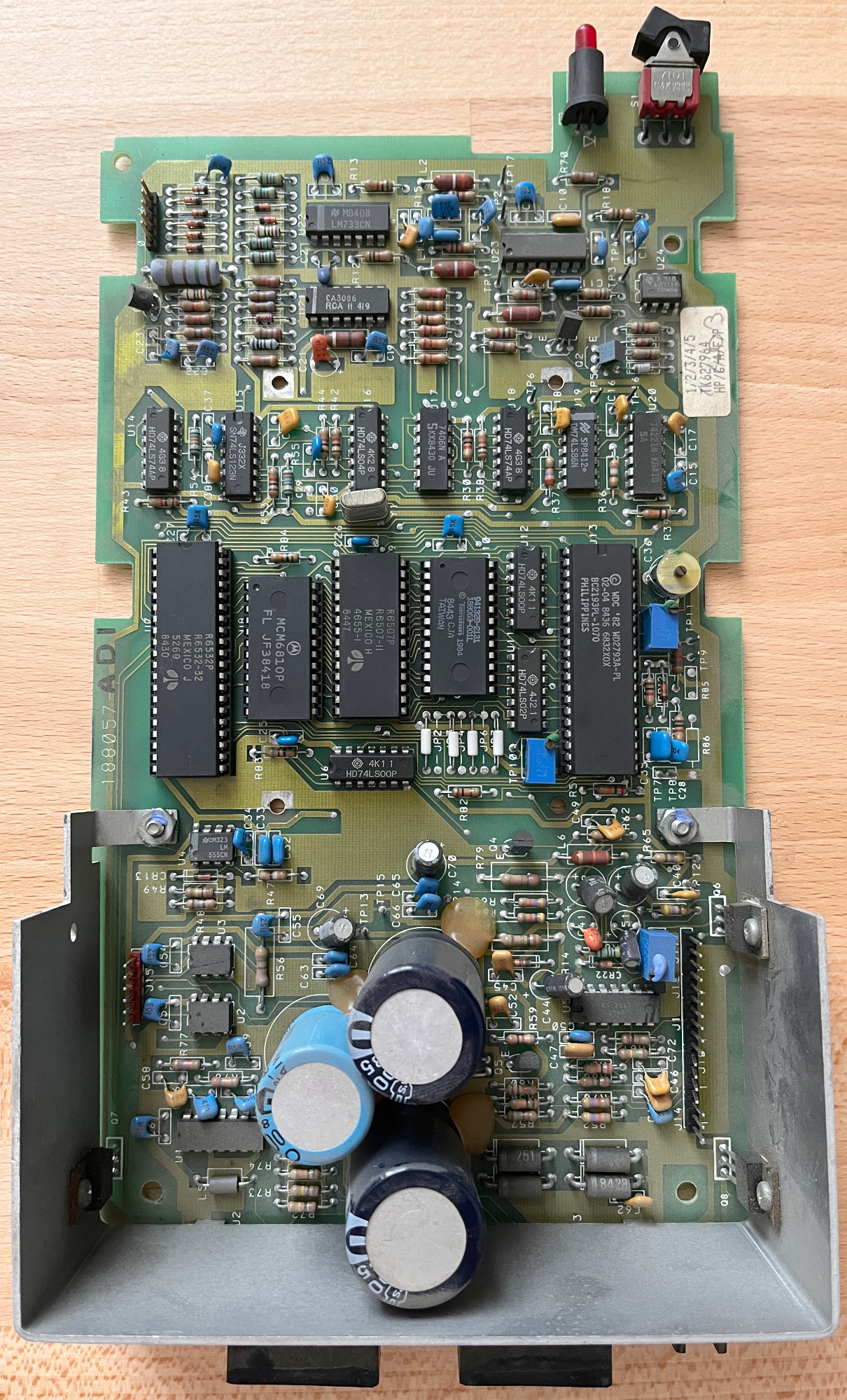 Detail řídící elektroniky, pohled na stranu součástek.