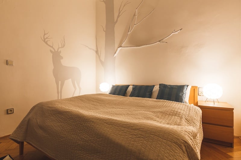 Takto zařízené byty jdou na Airbnb a Booking.com na dračku.