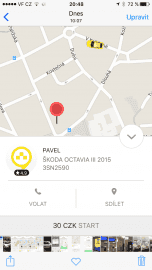 Taxify. Během pár minut přijíždí auto s polepy Green-Prague, tedy značky Student Agency.