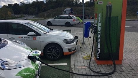 Náhledový obrázek - ČEZ zrychluje na poli elektromobility. Za rok zdvojnásobil počet rychlodobíjecích stanic na 100