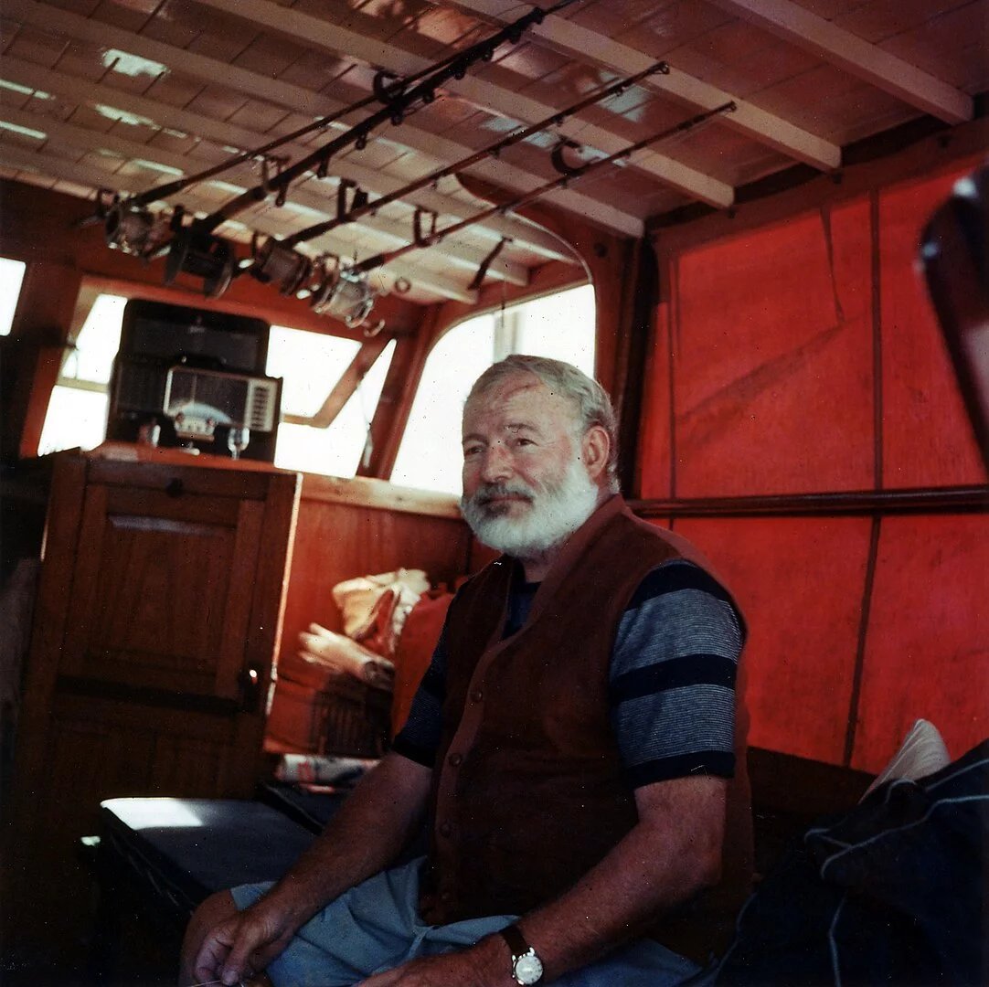 Hemingway v kajutě své lodi Pilar u pobřeží Kuby, 1950