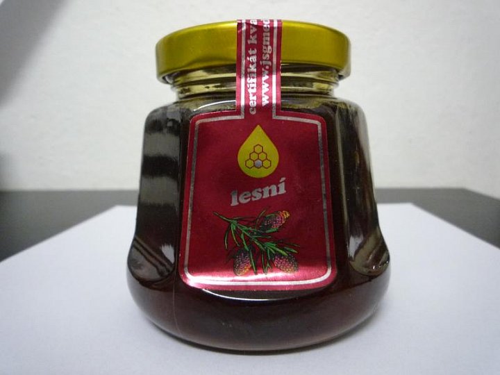 Do medu bylo přidáno barvivo amoniak - sulfitový karamel, což příslušná legislativa nepřipouští. Do medu se nesmí přidávat žádná barviva ani přídatné látky. Výrobce: JSG med a.s., Plzeň