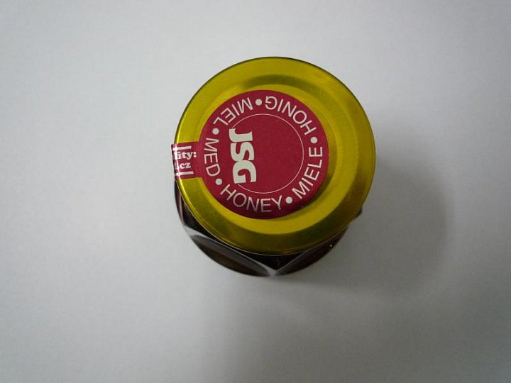 Do medu bylo přidáno barvivo amoniak - sulfitový karamel, což příslušná legislativa nepřipouští. Do medu se nesmí přidávat žádná barviva ani přídatné látky. Výrobce: JSG med a.s., Plzeň