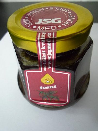 Do medu bylo přidáno barvivo amoniak - sulfitový karamel, což příslušná legislativa nepřipouští. Do medu se nesmí přidávat žádná barviva ani přídatné látky. Výrobce: JSG med a.s., Plzeň