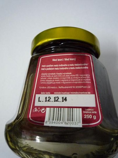 Do medu bylo přidáno barvivo amoniak - sulfitový karamel, což příslušná legislativa nepřipouští. Do medu se nesmí přidávat žádná barviva ani přídatné látky. Výrobce: JSG med a.s., Plzeň