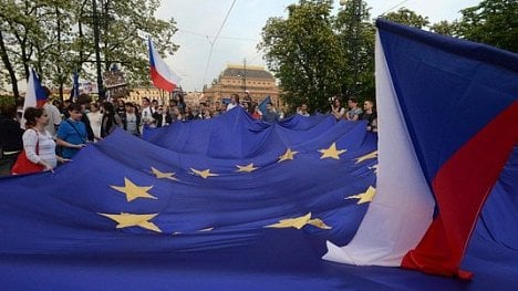 Náhledový obrázek - Podpora EU a NATO v Česku stoupla, u Maďarů a Poláků klesá