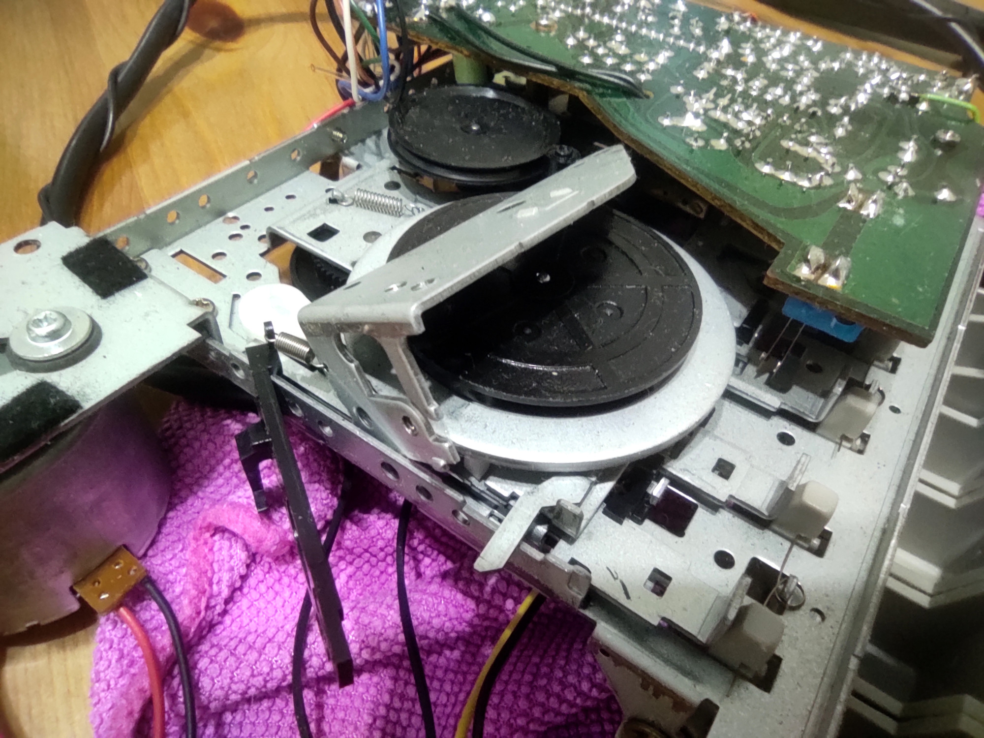 V tomto stavu je již možno vyvléknout starý a navléknout nový pohon.