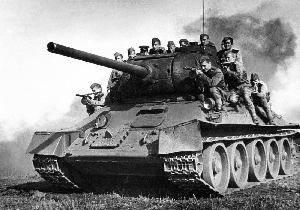 Podobné fotografie nám propagandistická mašinérie desítek let před rokem 1989 často stavěla před oči. Ale nebýt tanků T-34 a zaprášených vojáků, kdoví, jak by dnešek vypadal. Stroje a prostí bojovníci nemohou za to, kam se otočila kormidla poválečných dějin…