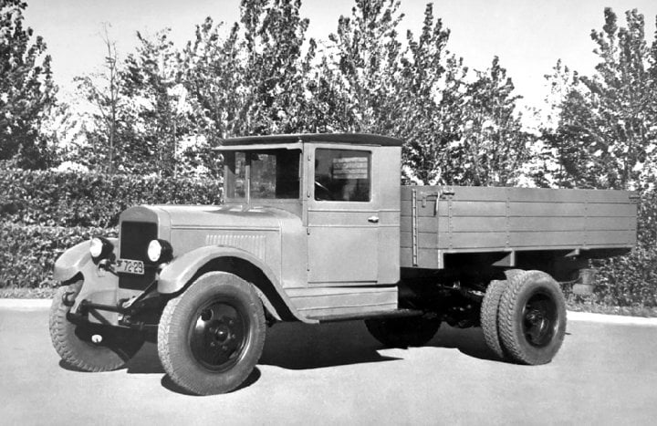 Autor: Se svolením Svatopluka Jíchy, archiv autora ZIS-5 vznikl na základě licence amerického Autocaru Series SD a představoval jeden z nejpopulárnějších sovětských náklaďáků