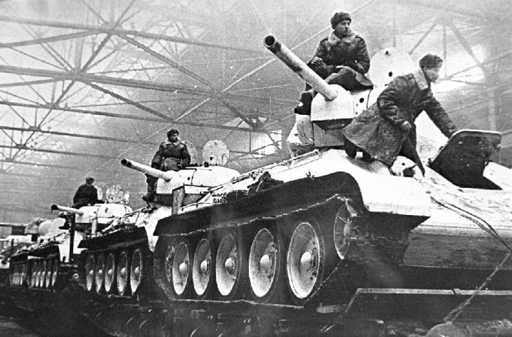 Autor: Realhistoryonline Dnes si zřejmě těžko dovedeme představit poměry, za nichž vznikaly tisíce tanků T-34. Stroje odjížděly přímo na frontu…