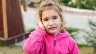 Náhledový obrázek - První příznaky zánětu středního ucha: bolest, zalehlé ucho i horečka. Jak poznat infekci včas?