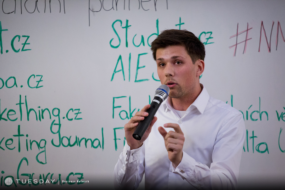 Reportér DVTV Filip Horký mluvil s kadencí kulometu. A přesvědčoval, že na Twitteru se všechno dozvíte nejdřív.