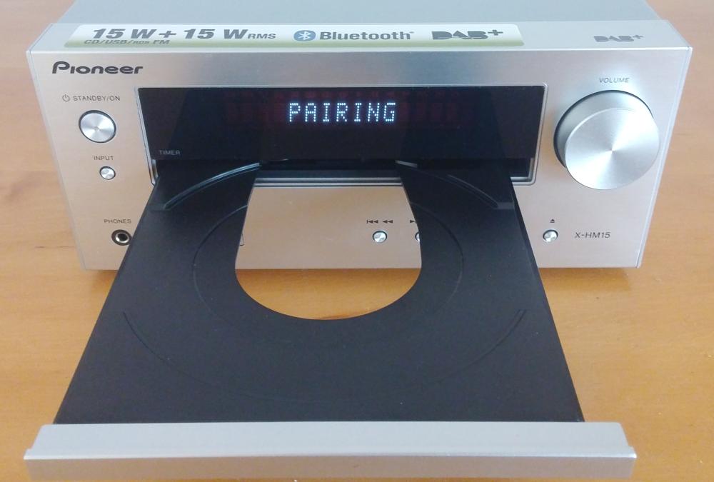 Párování Bluetooth je pouze automatické, což může znamenat problémy (tlačítko párování chybí).