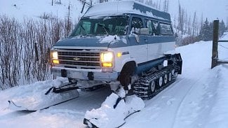 Náhledový obrázek - Zase nasněžilo? Teď už by to opravdu chtělo pořádný zimní stroj. Třeba Chevrolet s pásy