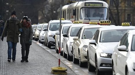 Náhledový obrázek - Třetí den protestů: taxikáři zablokovali dopravu na nábřeží