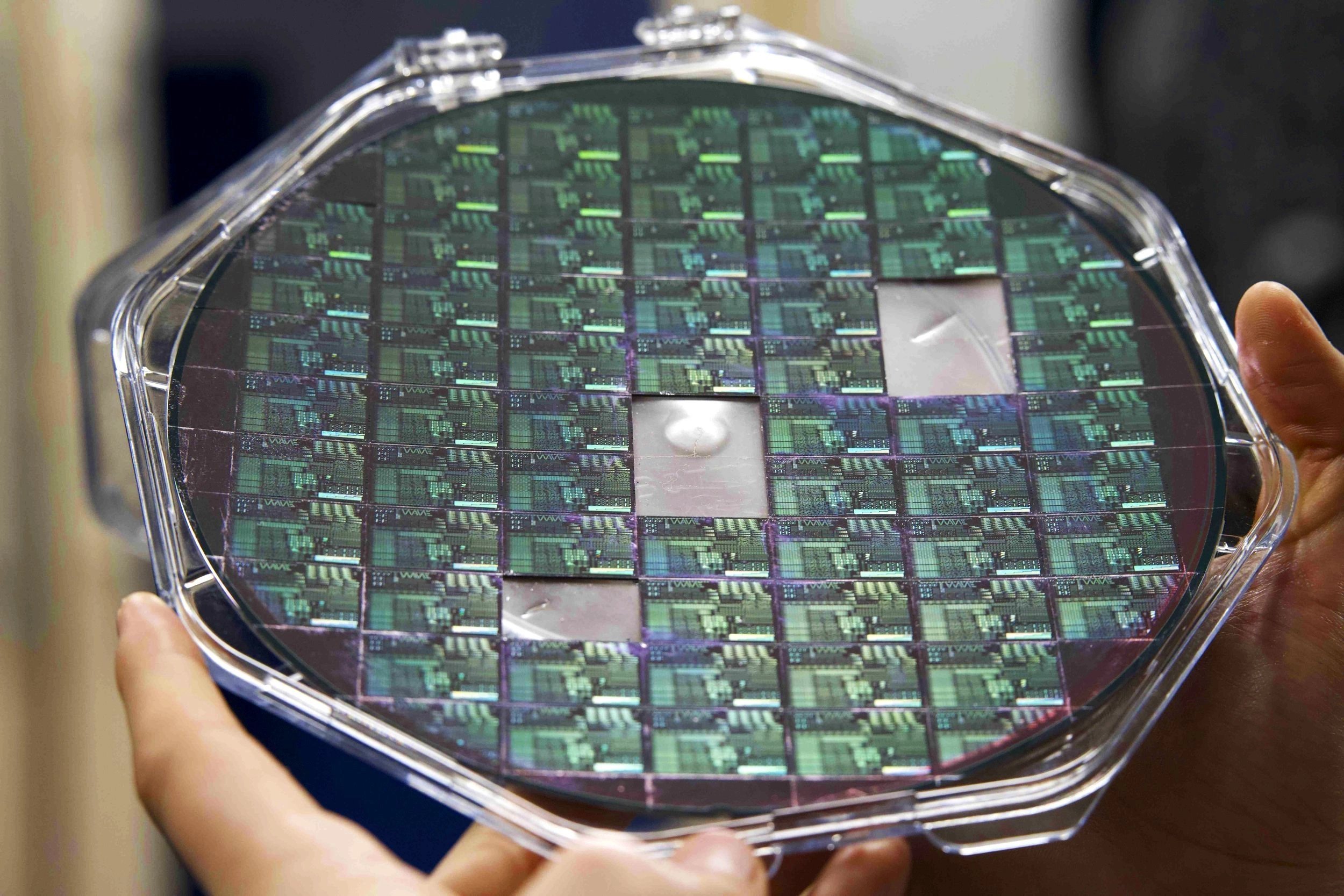 Wafer na platformě SiNQ, tedy na bázi nitridu křemíku, určené pro kvantové systémy a emitory